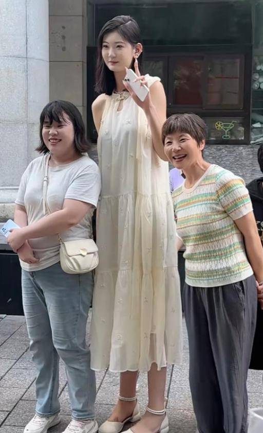 女孩身高2米26貌美如花<strong></p>
<p>网络虚拟币有哪些</strong>，妈妈天天发愁：白长这么漂亮，没人敢追