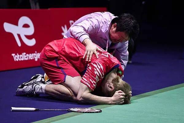 祝贺！石宇奇2比1逆转昆拉武特<strong></p>
<p>永泰能源股票</strong>，获得羽毛球世锦赛男单冠军！