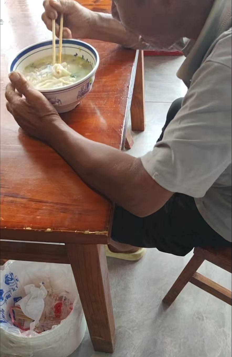店门口大爷竹筐卖不动<strong></p>
<p>波音股票</strong>，河南周口面馆老板暖心发视频帮卖，网友隔空下单：我出钱你送人