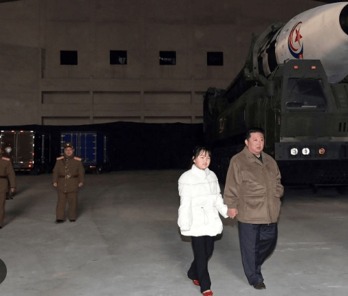 金正恩女儿首登国际舞台<strong></p>
<p>选股票</strong>，引爆接班传闻！英国首相被架空，工党内斗成全武行…
