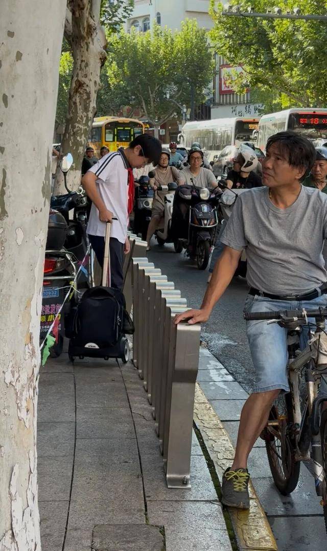 事发上海校门口！学生上学像闯关：夹缝中慢慢腾挪<strong></p>
<p>股票上市</strong>，与非机动车迎面对冲…家长担忧：何时是头
