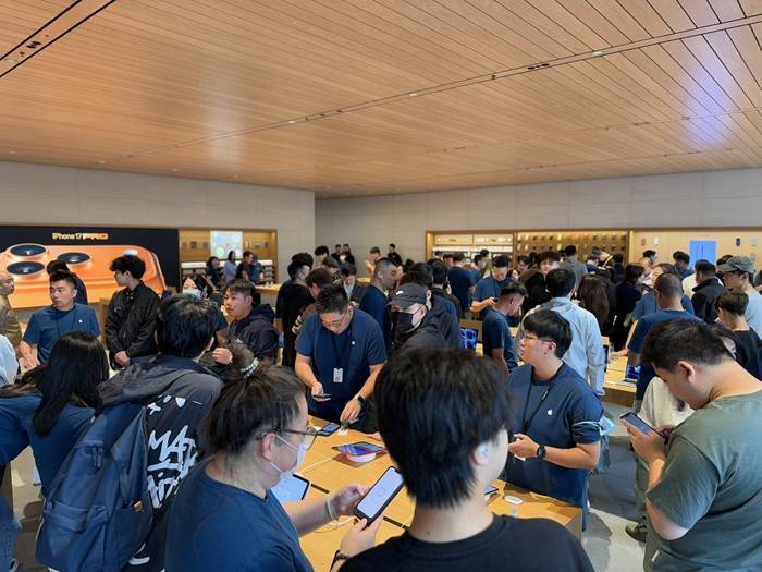 iPhone 17正式开售<strong></p>
<p>东方明珠股票</strong>，橙色Pro Max黄牛最高加价1500元