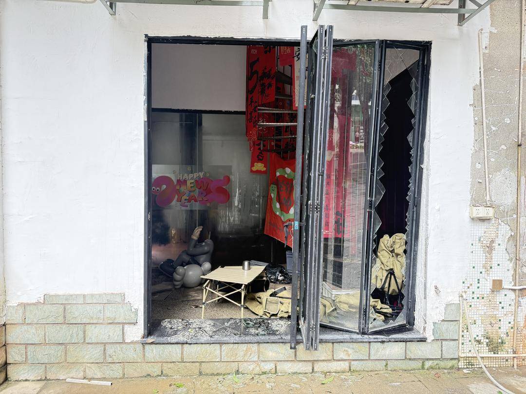 台风天珠海一司机驾越野车造浪冲破多家店玻璃<strong></p>
<p>川大智胜股票</strong>，警方：行拘10日！