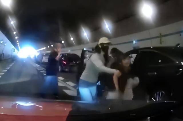 10岁男孩隧道内跪地拦车：哭得撕心裂肺<strong></p>
<p>安阳钢铁股票</strong>，求人救他妈妈