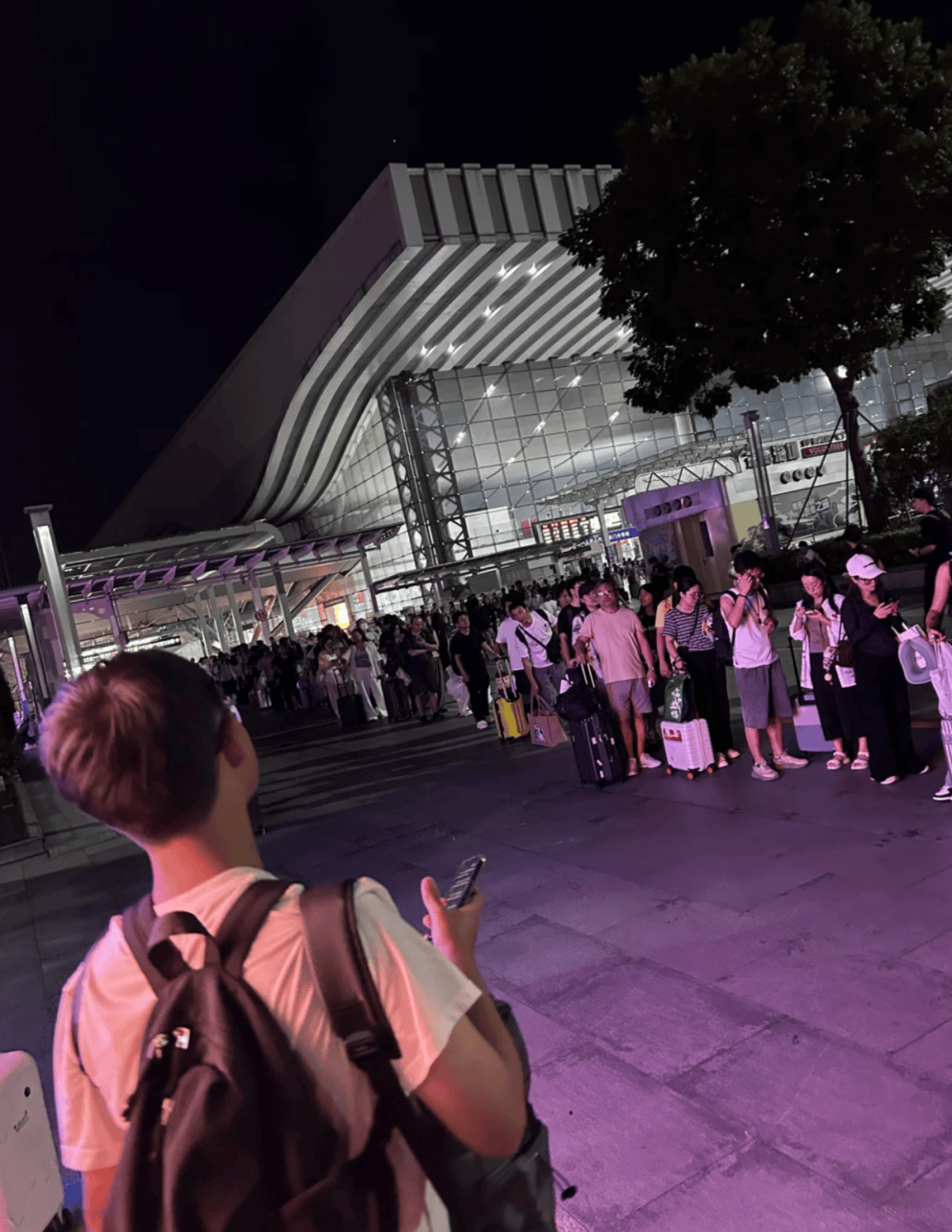 深圳北站凌晨返深被刷爆<strong></p>
<p>三博脑科股票</strong>！附近叫车超200人？别慌！公交地铁加班护送