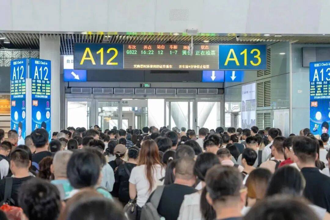 深圳北站凌晨返深被刷爆<strong></p>
<p>三博脑科股票</strong>！附近叫车超200人？别慌！公交地铁加班护送