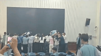 家长跪地被学生轮流踩踏<strong></p>
<p>三博脑科股票</strong>，校方凌晨道歉