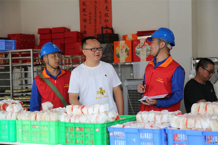 阖家团圆时<strong></p>
<p>三博脑科股票</strong>，他们守护蓉城灯火