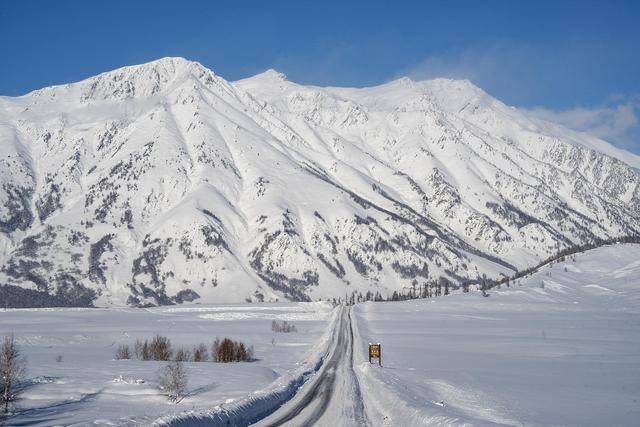 新疆喀纳斯景区遭遇降温降雪<strong></p>
<p>三博脑科股票</strong>，道路仍处于管制状态