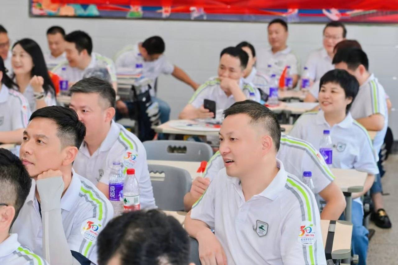 那个让老师骄傲的“调皮”班级！30年同学聚会<strong></p>
<p>上工申贝股票</strong>，还伴有一封来自贵州的感谢信