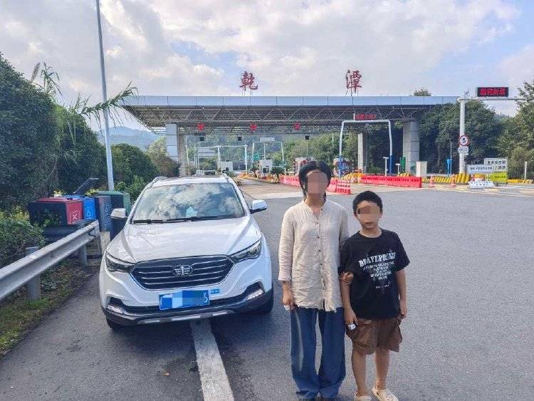 离谱！妈妈让儿子高速下车路边方便<strong></p>
<p>荣盛发展股票</strong>，解决完后跟随车流跑回来找她
