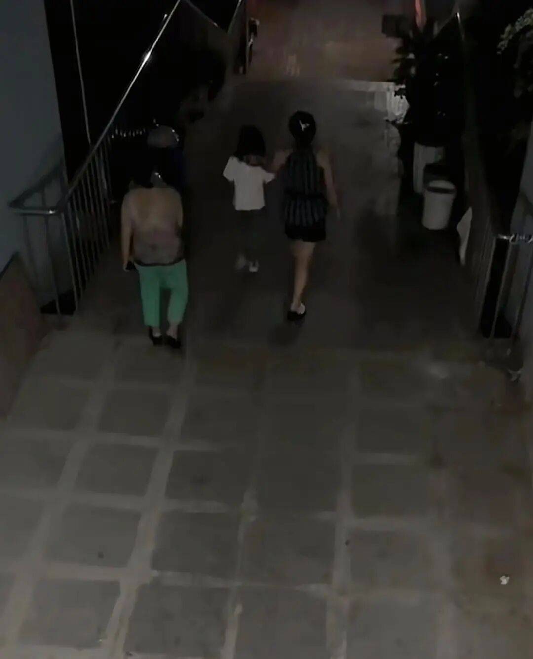 7岁女孩中秋节到同学家玩<strong></p>
<p>广联达股票</strong>，2天无人来接，警察上门发现，其单亲父亲已在家中离世……