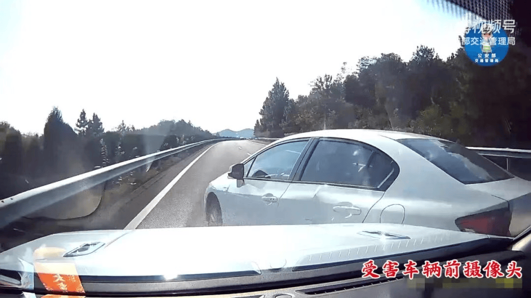 “我撒谎天打雷劈！”男子高速突然强行变道致翻车<strong></p>
<p>广联达股票</strong>，反诬赖对方