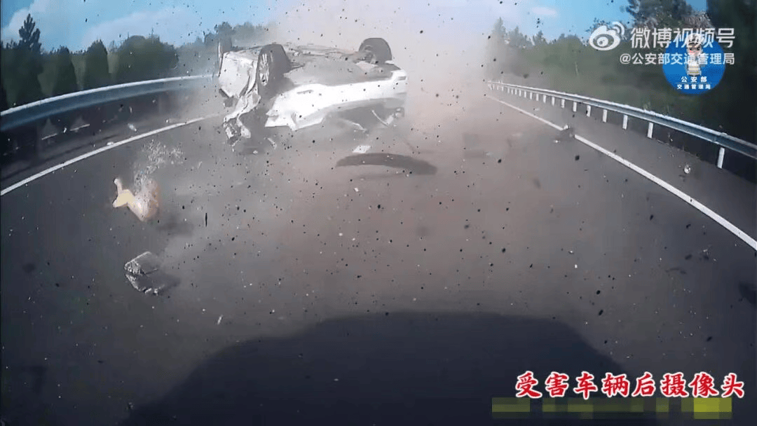 “我撒谎天打雷劈！”男子高速突然强行变道致翻车<strong></p>
<p>广联达股票</strong>，反诬赖对方