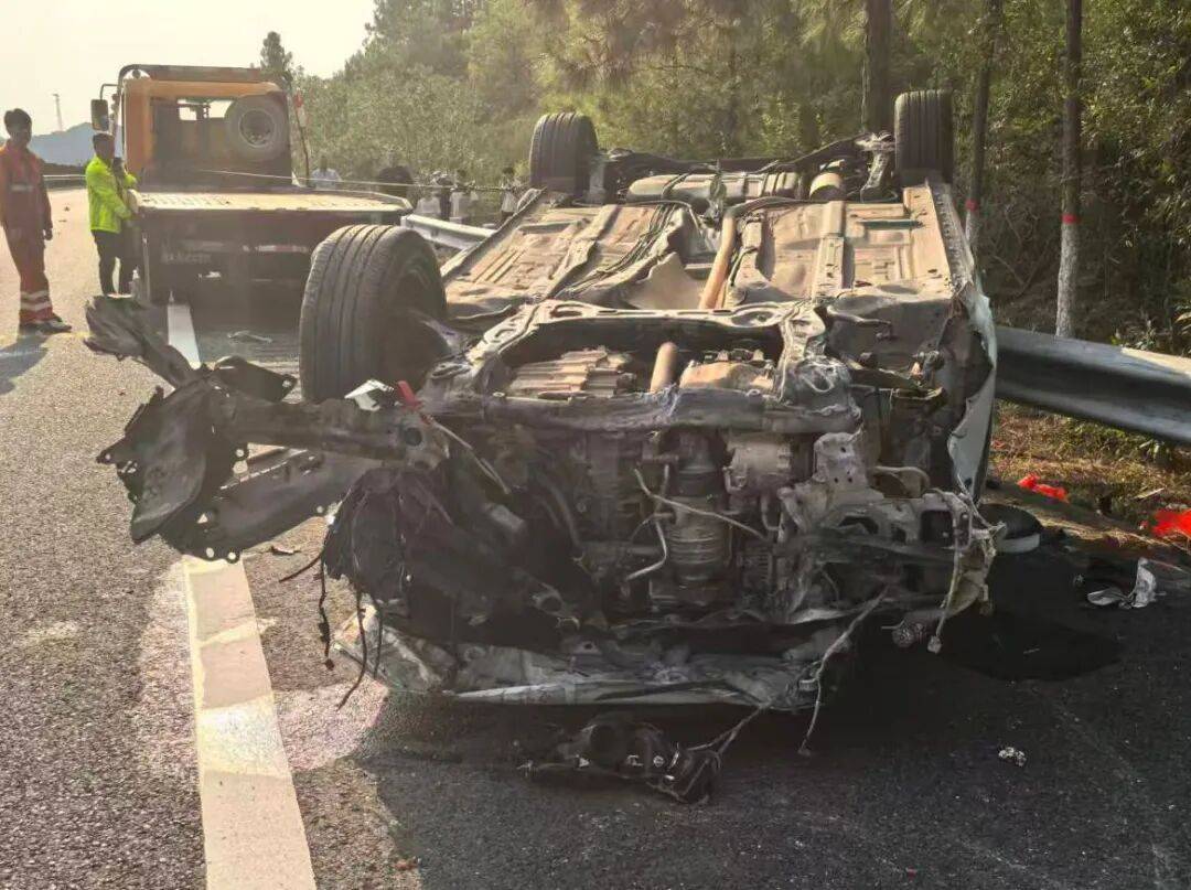 “我撒谎天打雷劈！”男子高速突然强行变道致翻车<strong></p>
<p>广联达股票</strong>，反诬赖对方