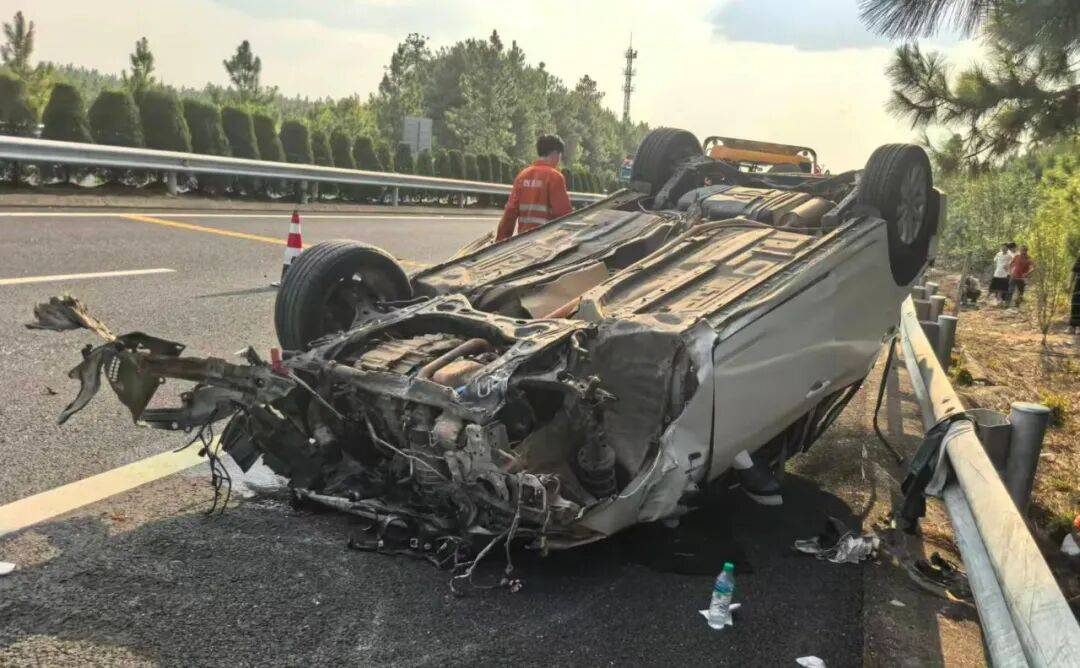 “我撒谎天打雷劈！”男子高速突然强行变道致翻车<strong></p>
<p>广联达股票</strong>，反诬赖对方