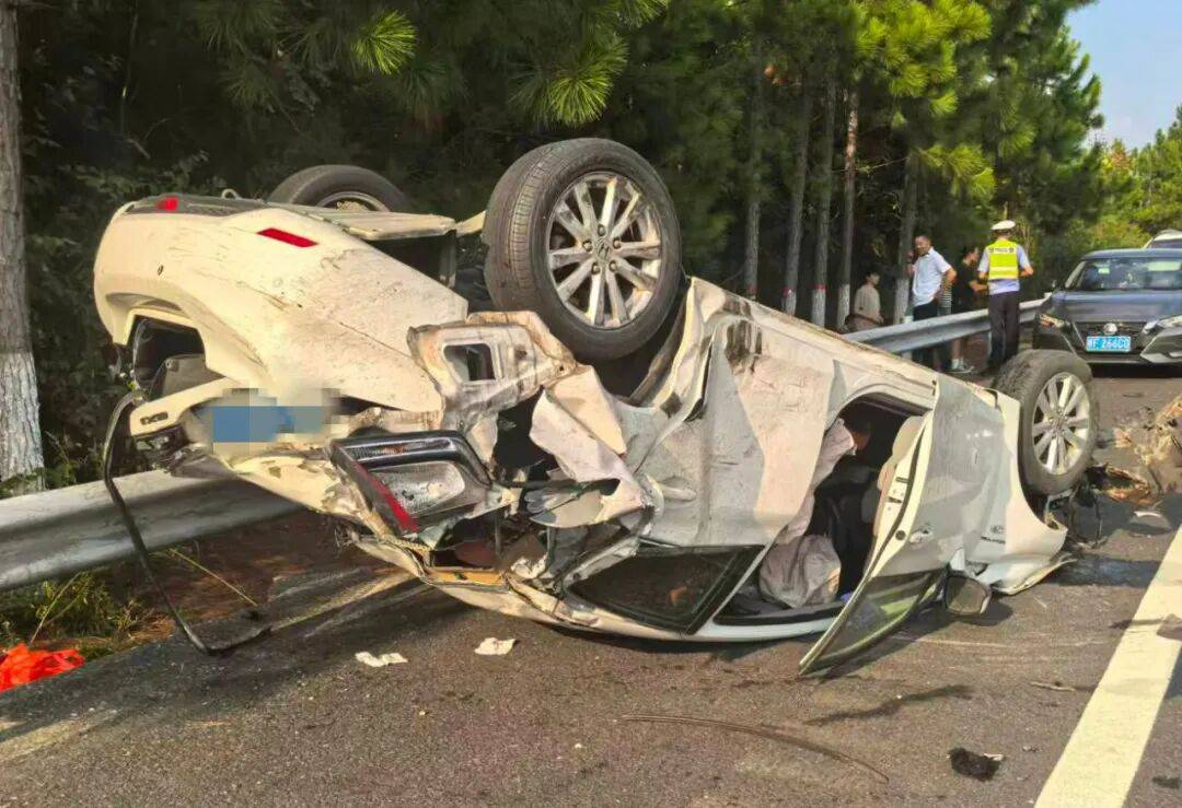 “我撒谎天打雷劈！”男子高速突然强行变道致翻车<strong></p>
<p>广联达股票</strong>，反诬赖对方