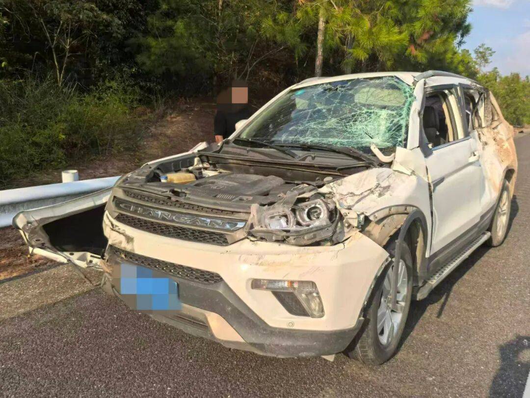 “我撒谎天打雷劈！”男子高速突然强行变道致翻车<strong></p>
<p>广联达股票</strong>，反诬赖对方