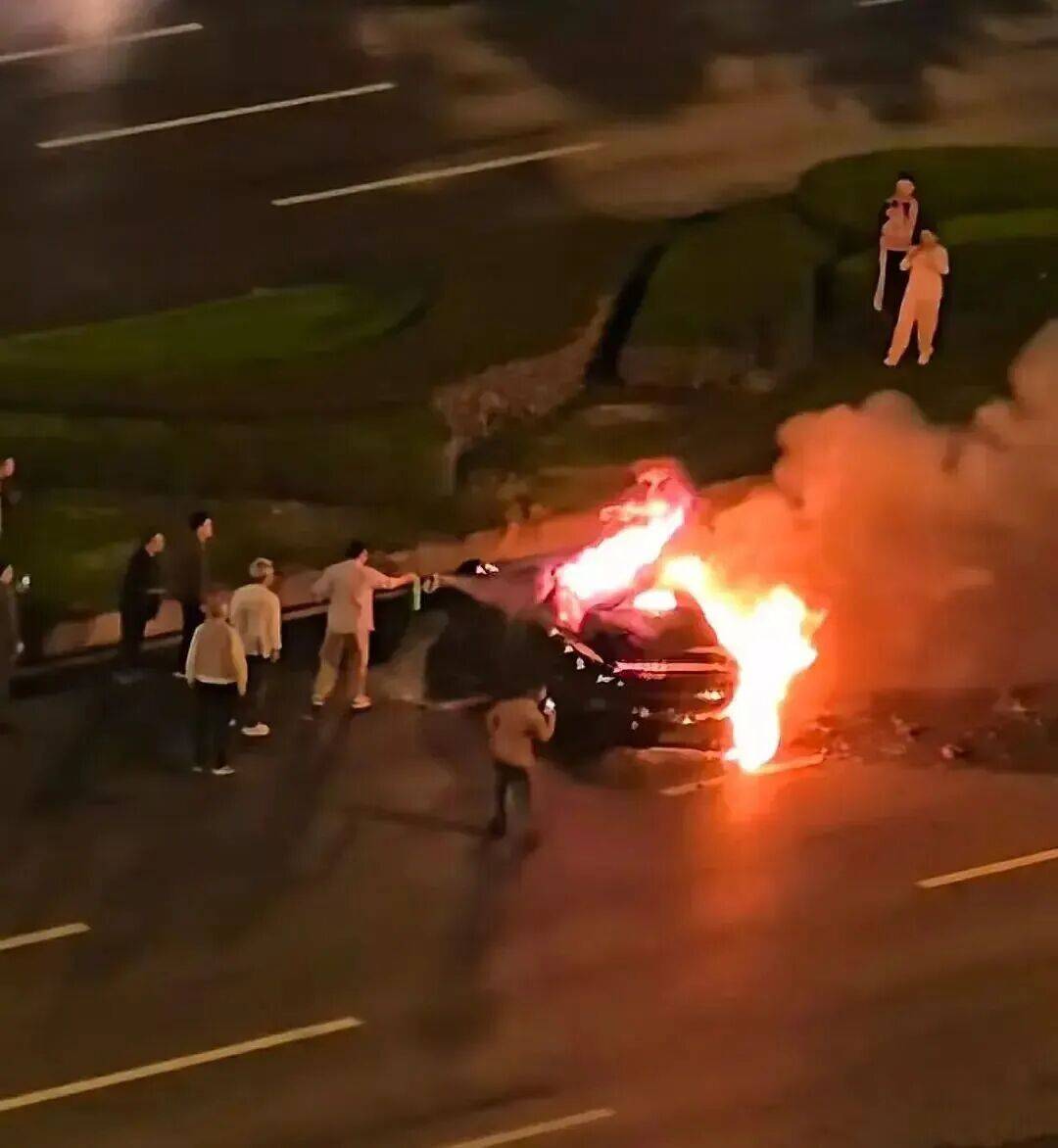 一辆SU7碰撞后爆燃<strong></p>
<p>海南发展股票</strong>，多人救援未果！小米股价重挫近8%！