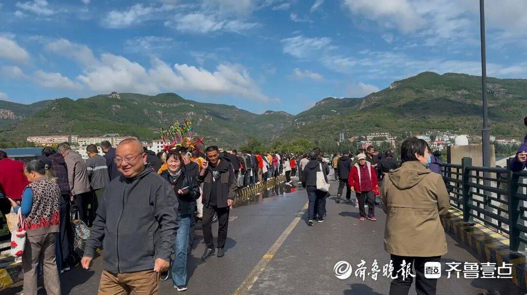 “鱼多得数不过来<strong></p>
<p>华英农业股票</strong>，一网子下去能捞好几条”济南锦绣川水库开闸放水，大量鲢鱼被冲出，工作人员：禁止捕捞！