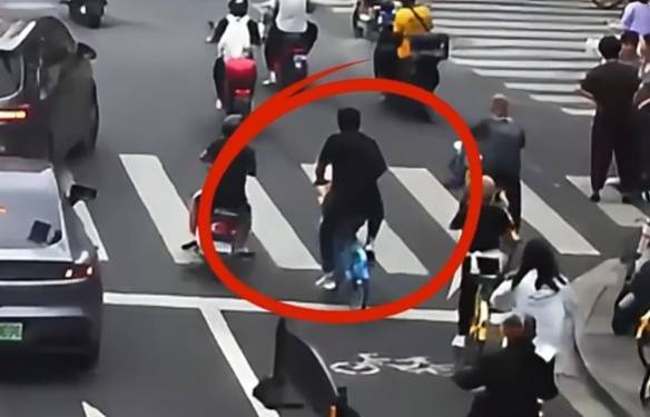 看着都疼<strong></p>
<p>步步高股票</strong>！上海街头一男子突然求助：10岁女儿被死死卡住！这个行为太危险→