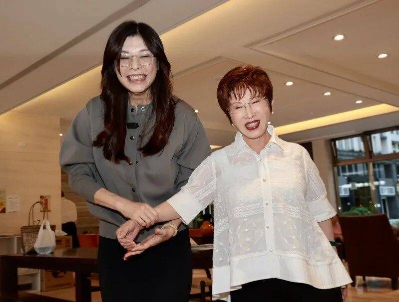 到底支持谁当党主席?当着郑丽文的面<strong></p>
<p>航发动力股票</strong>,洪秀柱说出了自己的答案