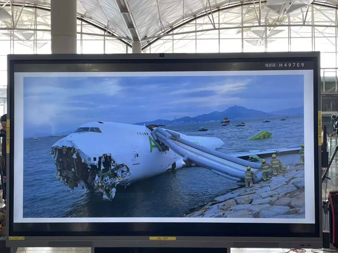 机身断成两截<strong></p>
<p>国泰君安股票</strong>，2名遇难者在海下约7米处被找到，巡逻车在飞机跑道外被撞进海里，香港机场飞机坠海事故更多细节披露