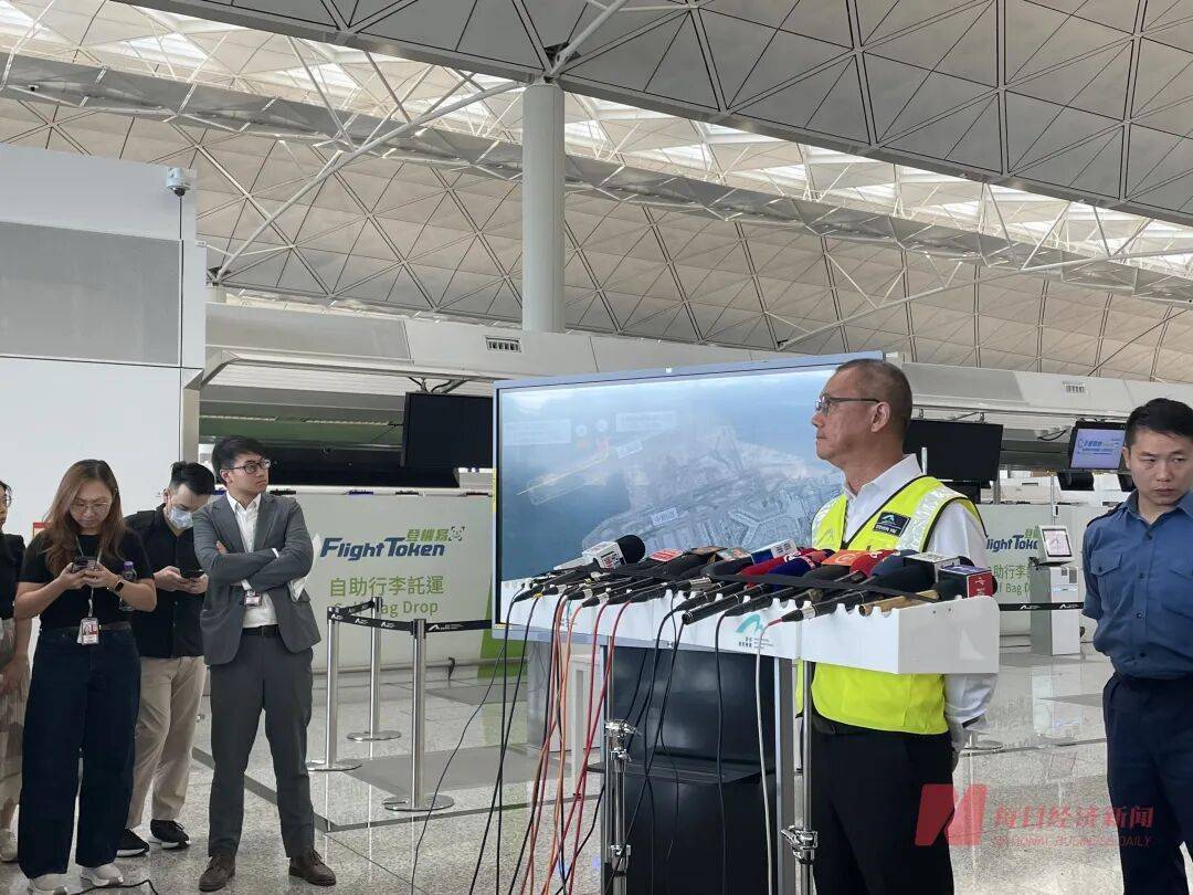 机身断成两截<strong></p>
<p>国泰君安股票</strong>，2名遇难者在海下约7米处被找到，巡逻车在飞机跑道外被撞进海里，香港机场飞机坠海事故更多细节披露