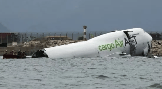 机身断成两截<strong></p>
<p>国泰君安股票</strong>，2名遇难者在海下约7米处被找到，巡逻车在飞机跑道外被撞进海里，香港机场飞机坠海事故更多细节披露