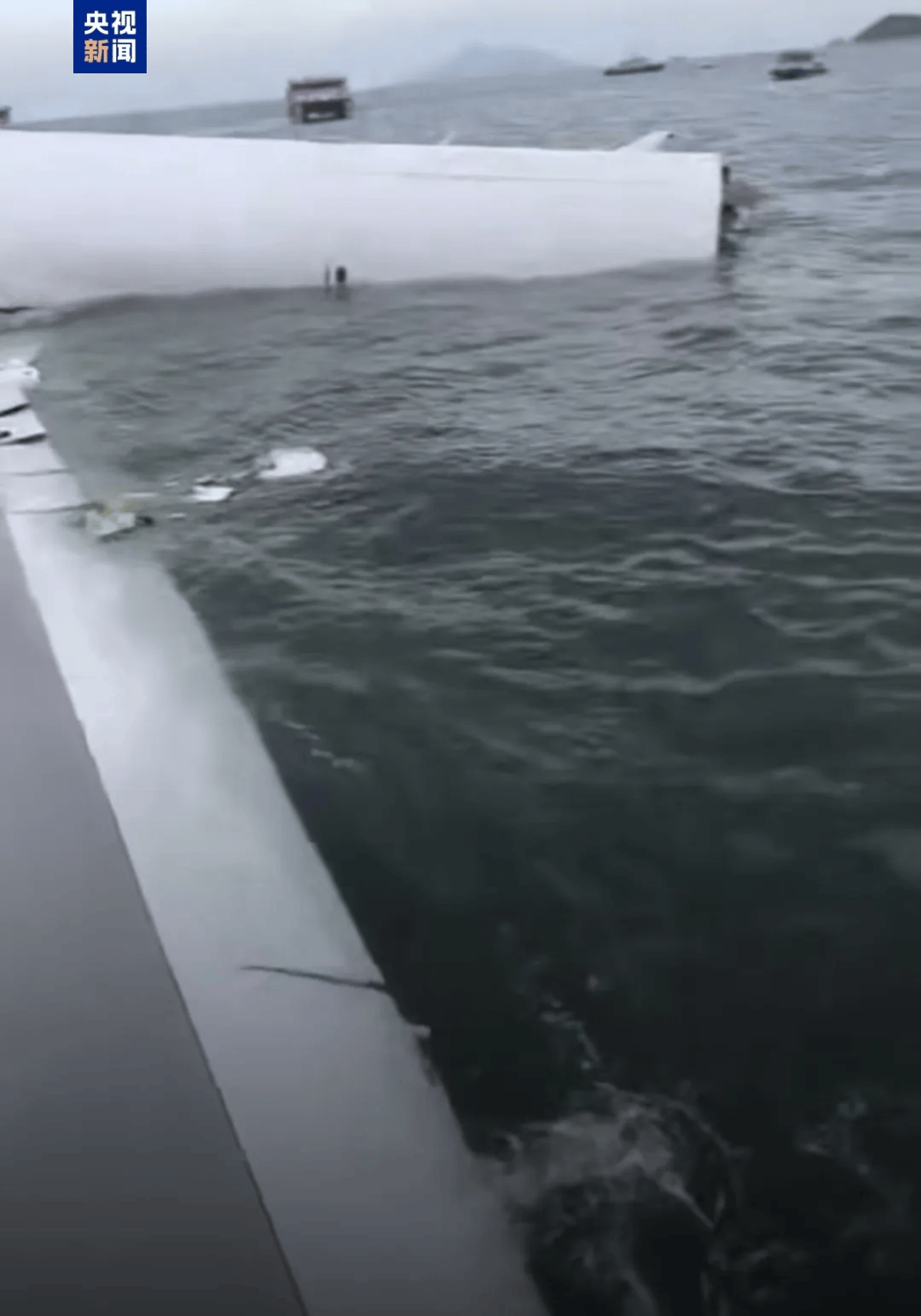 机身断成两截<strong></p>
<p>国泰君安股票</strong>，2名遇难者在海下约7米处被找到，巡逻车在飞机跑道外被撞进海里，香港机场飞机坠海事故更多细节披露