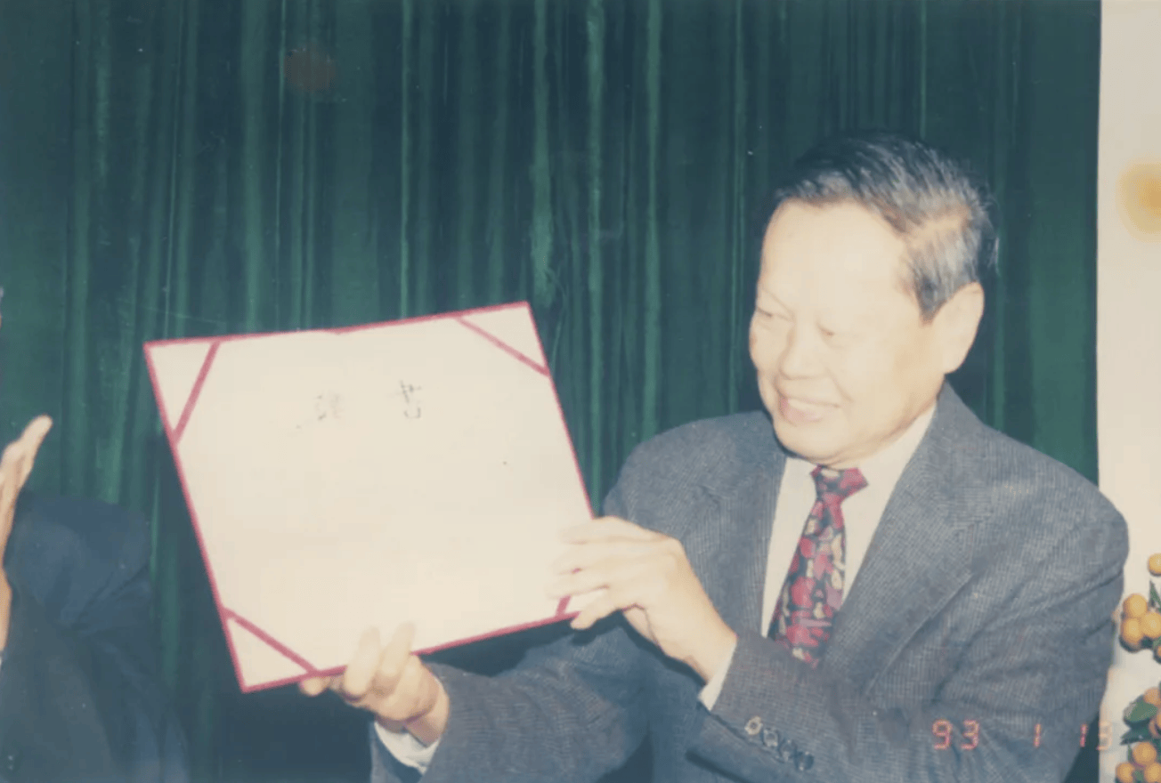 杨振宁为什么连续32年担任东莞理工学院名誉校长<strong></p>
<p>国泰君安股票</strong>？
