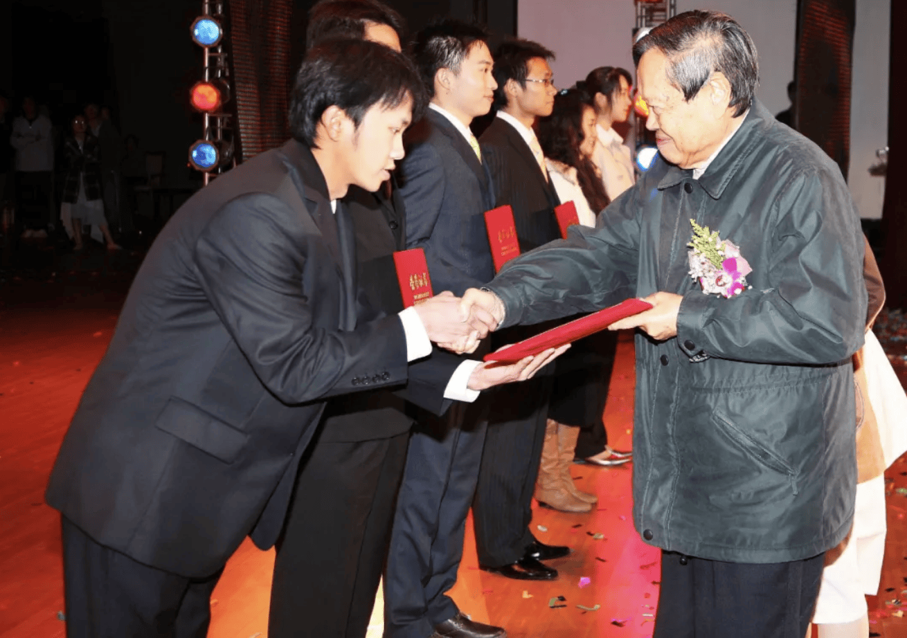 杨振宁为什么连续32年担任东莞理工学院名誉校长<strong></p>
<p>国泰君安股票</strong>？