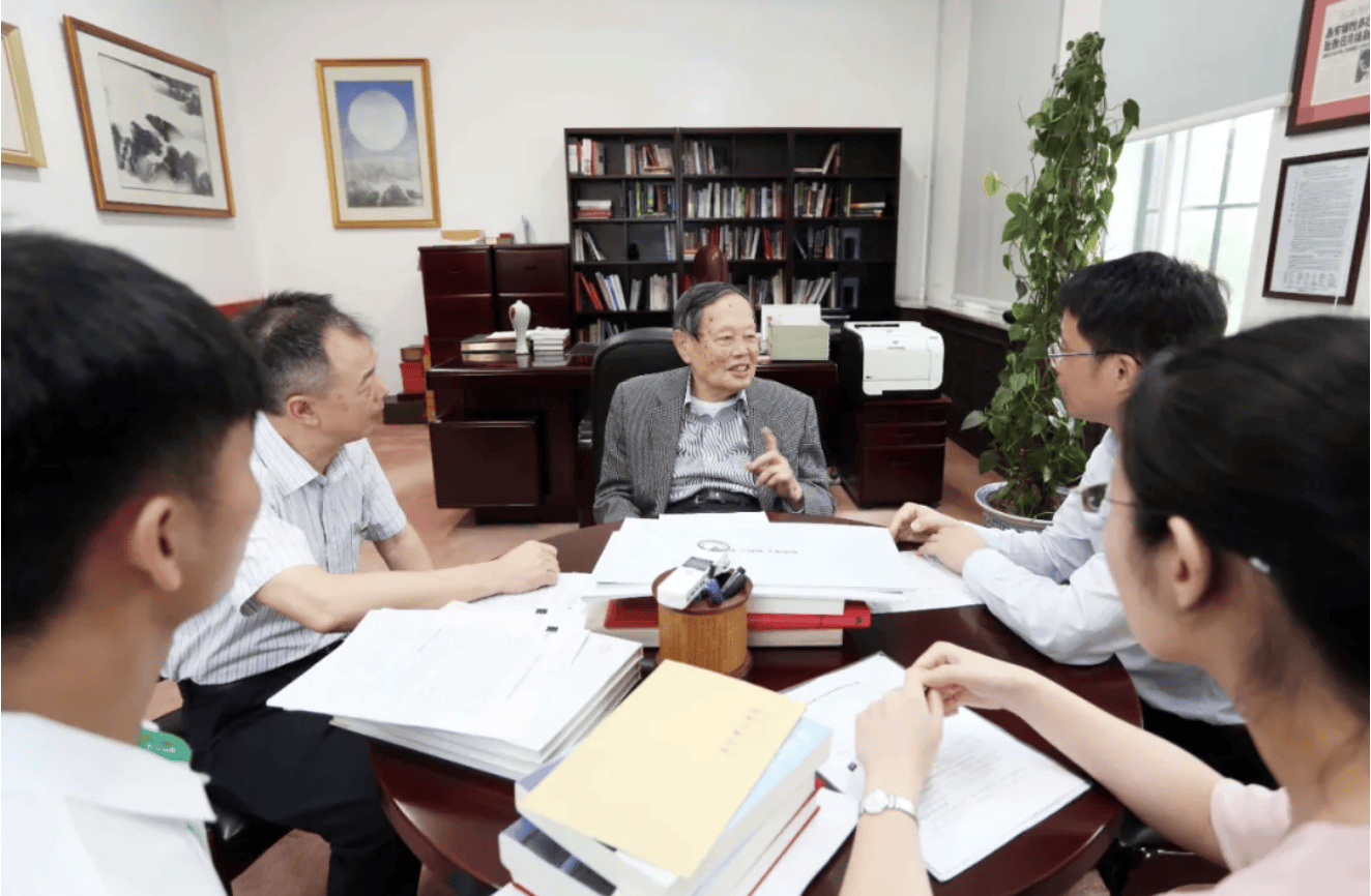 杨振宁为什么连续32年担任东莞理工学院名誉校长<strong></p>
<p>国泰君安股票</strong>？