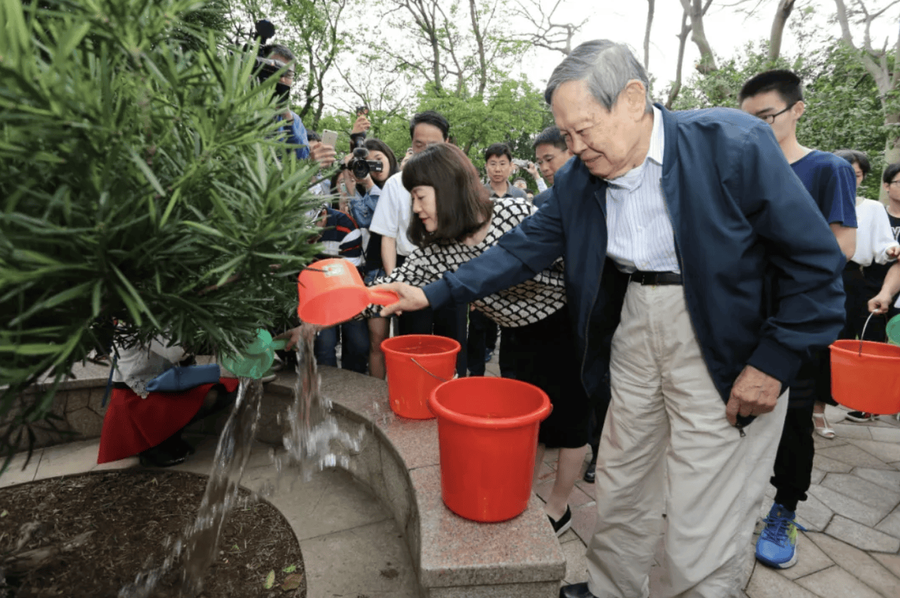 杨振宁为什么连续32年担任东莞理工学院名誉校长<strong></p>
<p>国泰君安股票</strong>？