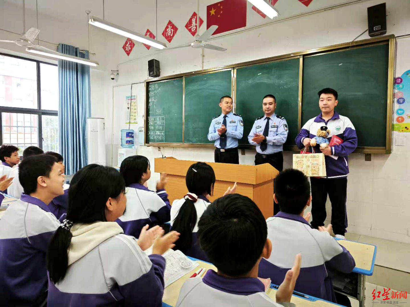 初二男生捡到1.4万余元现金<strong></p>
<p>海格通信股票</strong>，淡定拍视频后报警物归失主，民警送“奖”到校园