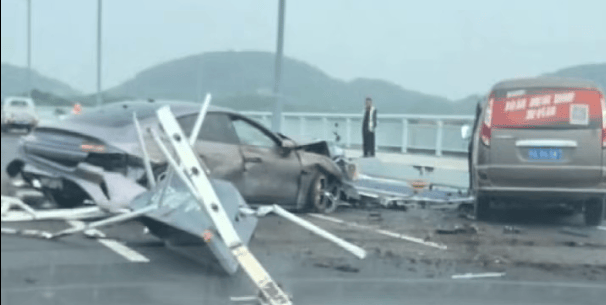 车轮飞滚十余米!武汉小米SU7断轴撞护栏<strong></p>
<p>海格通信股票</strong>,一月内两起脱落事故,官方回应仍含糊