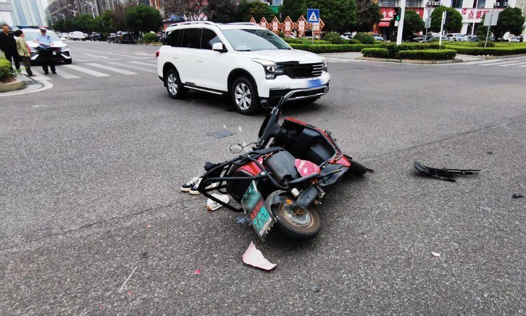 湖南湘潭一女生骑车闯红灯<strong></p>
<p>保变电气股票</strong>,骨折、肝破裂…