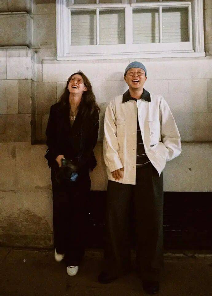 杜海涛章泽天伦敦看展合影<strong></p>
<p>保变电气股票</strong>，网友直呼神奇：没想到他俩还认识