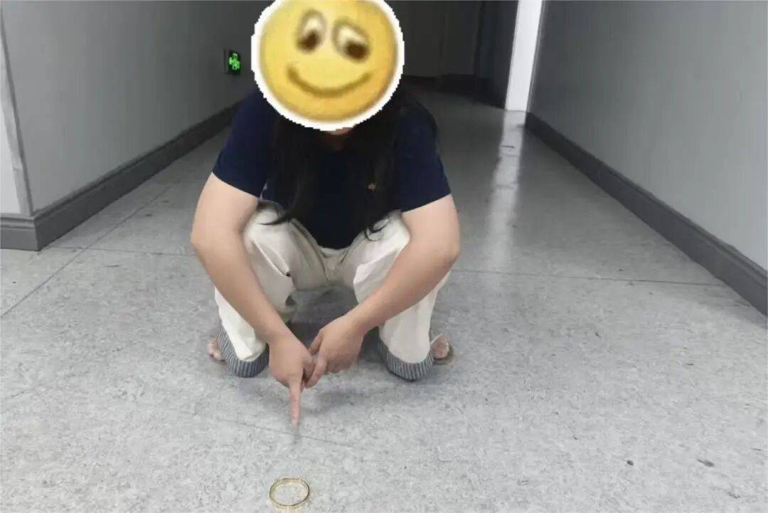 江西一新娘金手镯婚前被堂嫂掉包成铜手镯<strong></p>
<p>保变电气股票</strong>,堂嫂事后还淡定去吃席,目前已被采取刑事强制措施