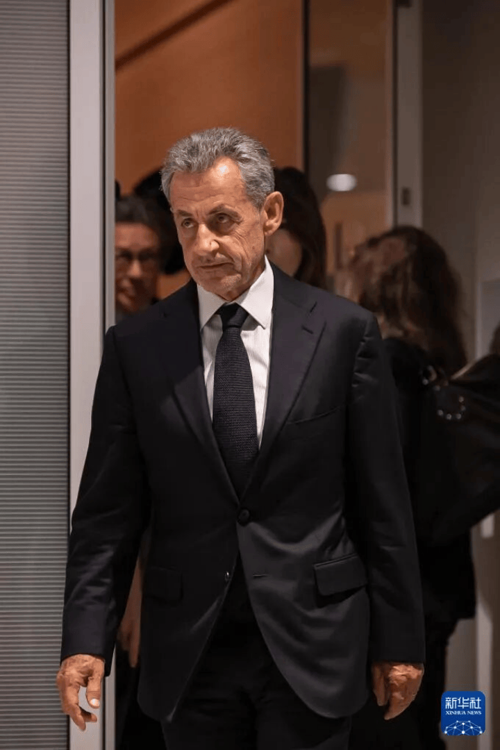 70岁法国前总统萨科齐的“坐牢style”：入狱前密会马克龙<strong></p>
<p>博通股票</strong>，入狱后开始写书