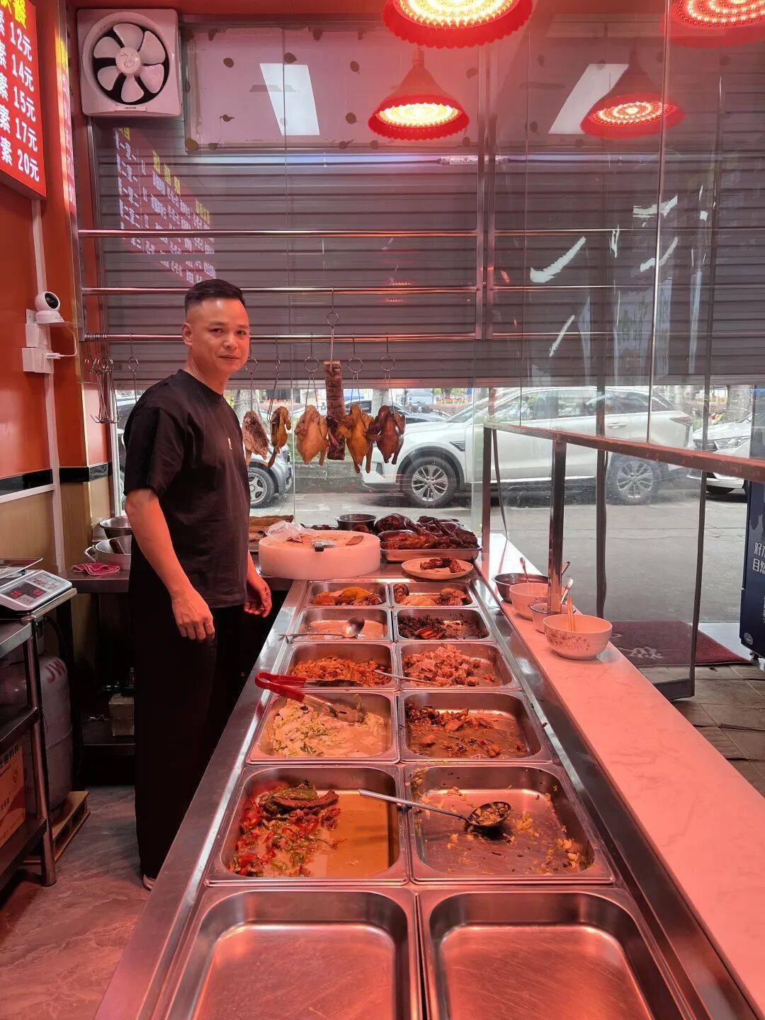 小伙到广州一猪脚饭店吃免费“2号餐”<strong></p>
<p>博通股票</strong>,突然跪地道谢,老板娘:以后要吃饭就直接过来