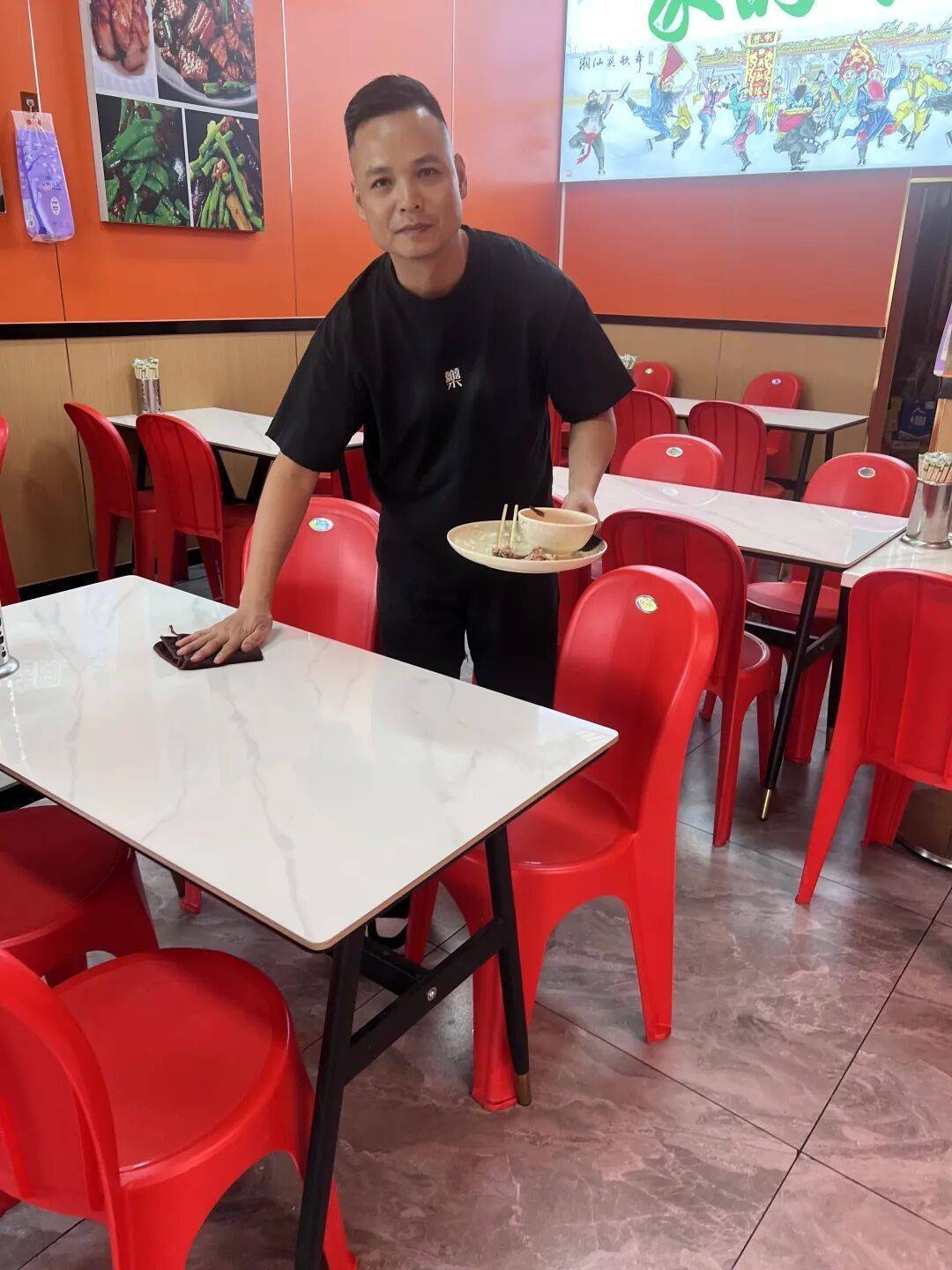 小伙到广州一猪脚饭店吃免费“2号餐”<strong></p>
<p>博通股票</strong>,突然跪地道谢,老板娘:以后要吃饭就直接过来