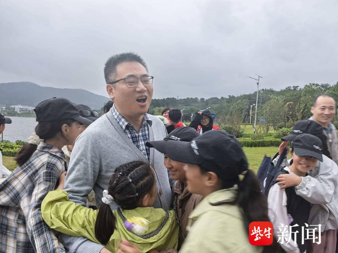 “叔叔是江苏的<strong></p>
<p>博通股票</strong>，将来一定带你们去看看！”镇江警官不忘承诺，四次组织近百名藏区学子来苏研学