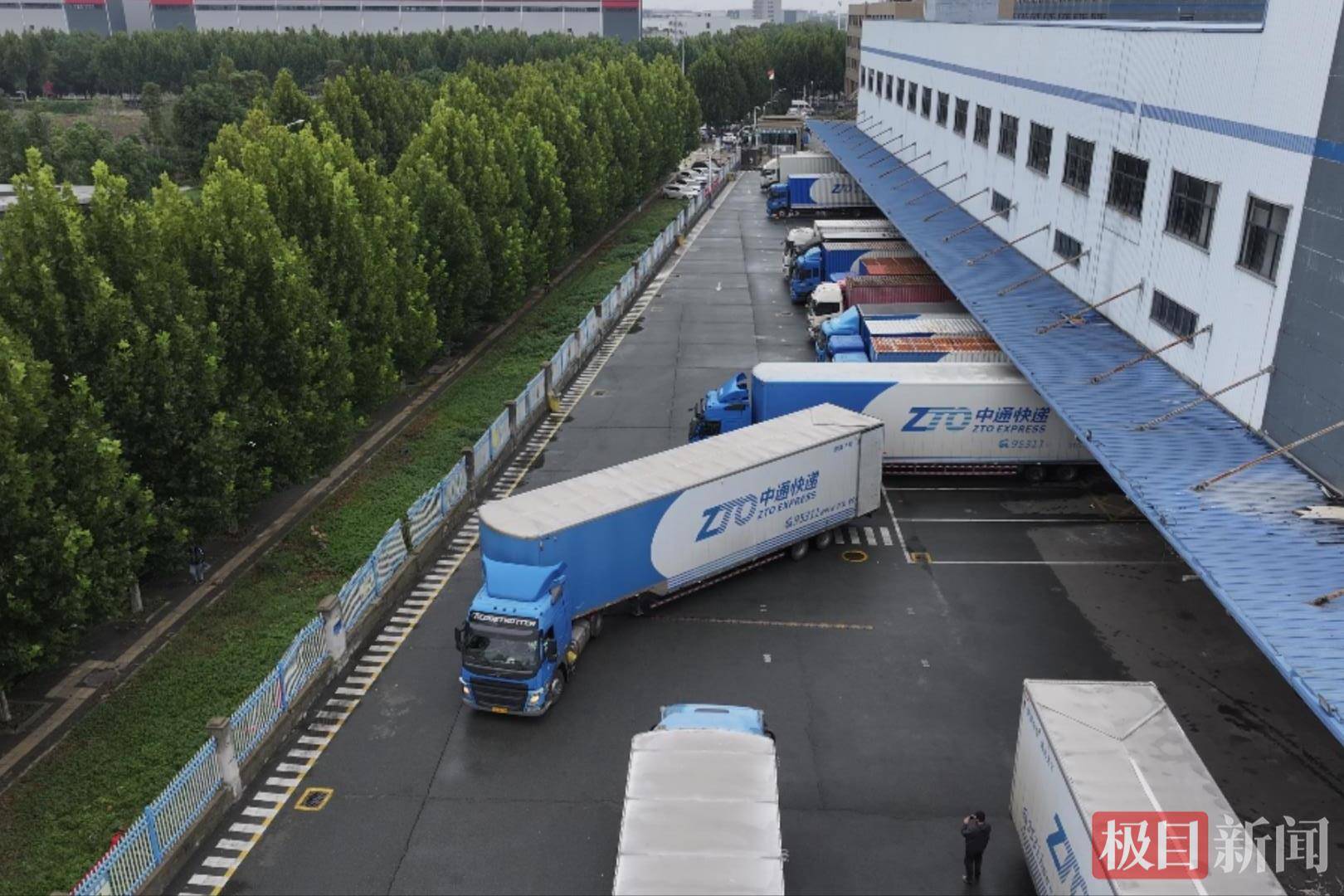 湖北90后姑娘驾驭21米重卡货车<strong></p>
<p>博通股票</strong>，3年多行驶里程相当于绕地球约10圈，始终保持零事故