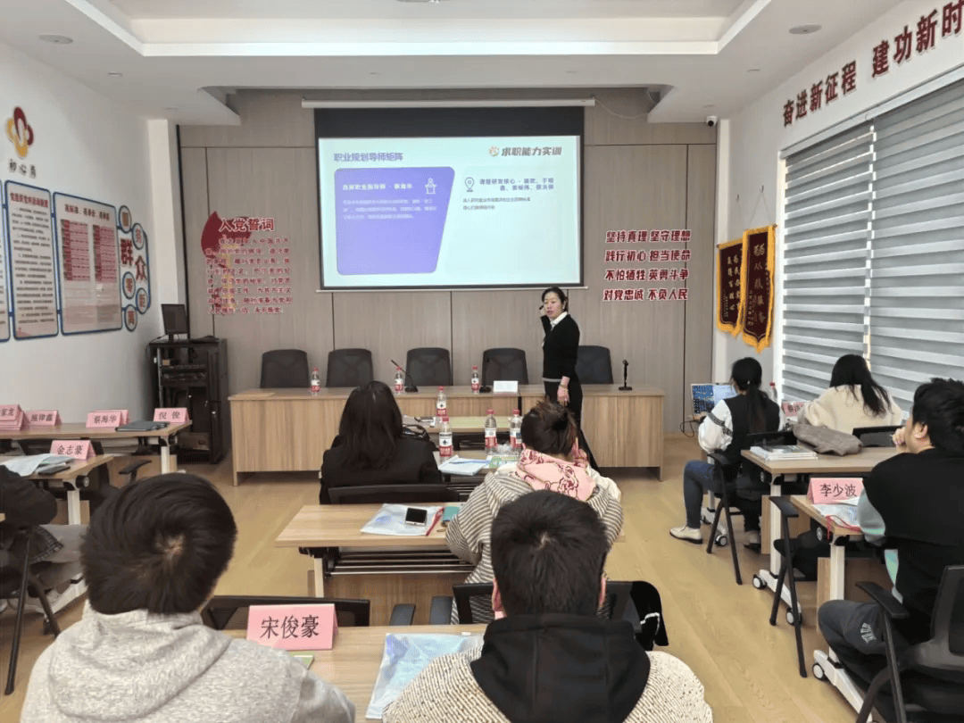 霜降·职场收获季|秋暮露成霜<strong></p>
<p>博通股票</strong>，云卷寒风降