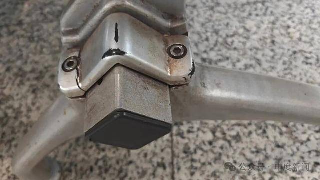 “被吓到了<strong></p>
<p>博通股票</strong>,有点痛还特别尴尬”,事发上海一地铁站,乘客坐上去瞬间懵了