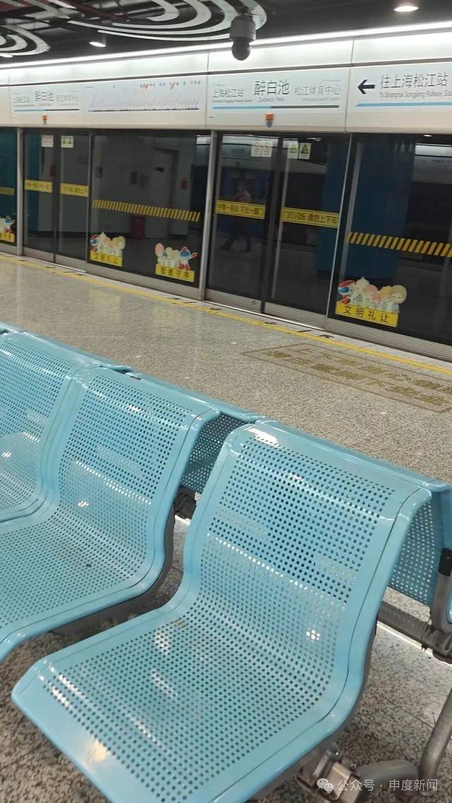 “被吓到了<strong></p>
<p>博通股票</strong>,有点痛还特别尴尬”,事发上海一地铁站,乘客坐上去瞬间懵了