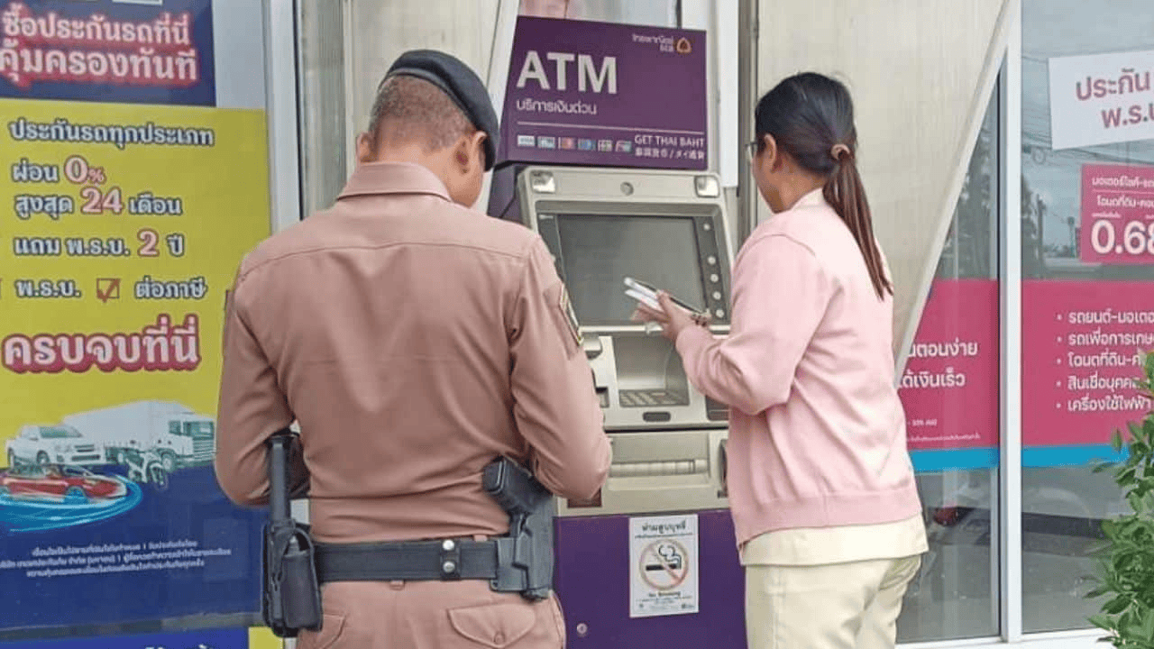 泰国女子在ATM机取钱<strong></p>
<p>东方园林股票</strong>,取款口突然窜出一条蛇