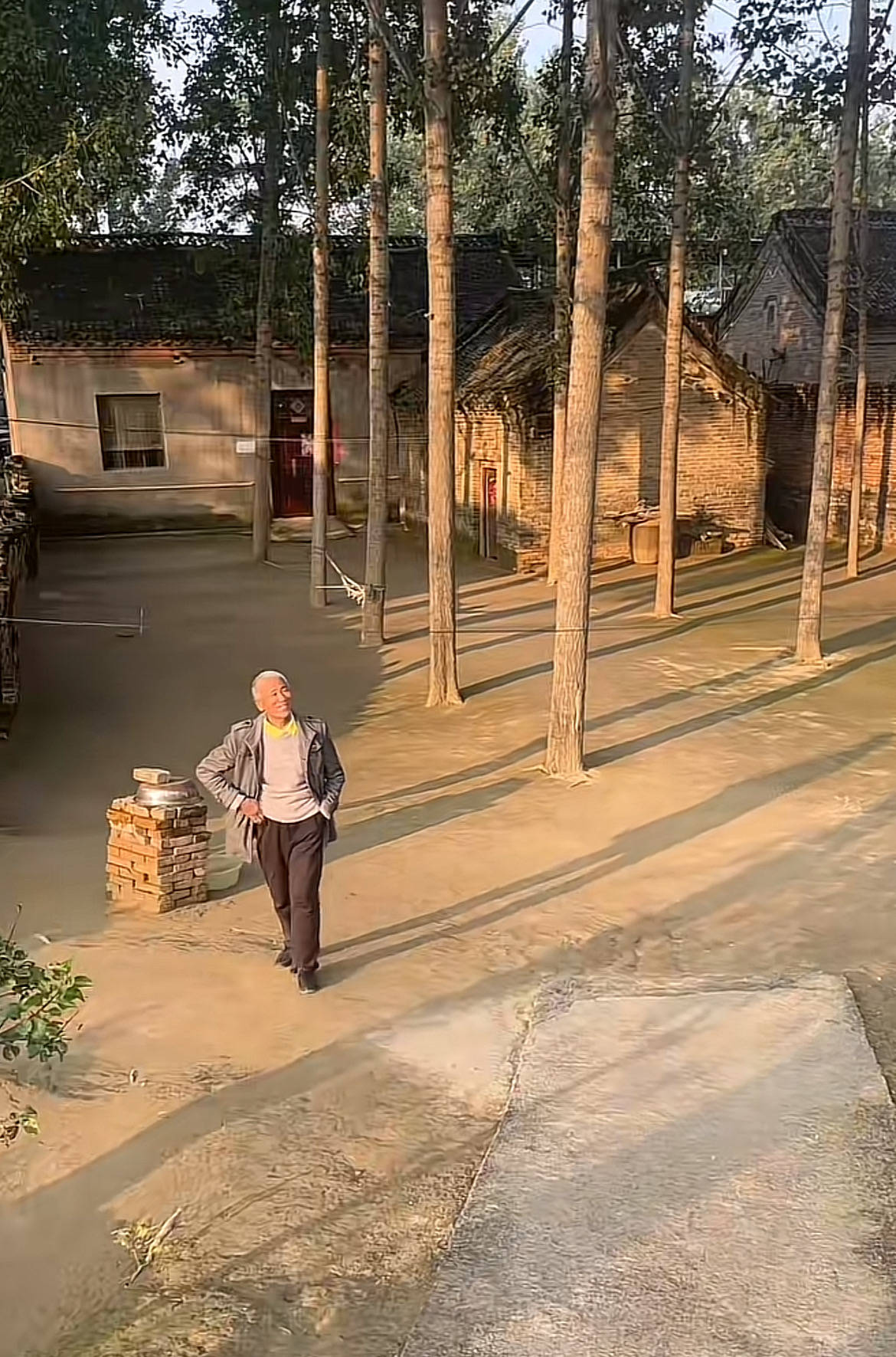 河南一大爷的院子因干净成网红打卡地<strong></p>
<p>东方园林股票</strong>,网友:像极了小时候家的样子,想拖鞋光脚丫子走