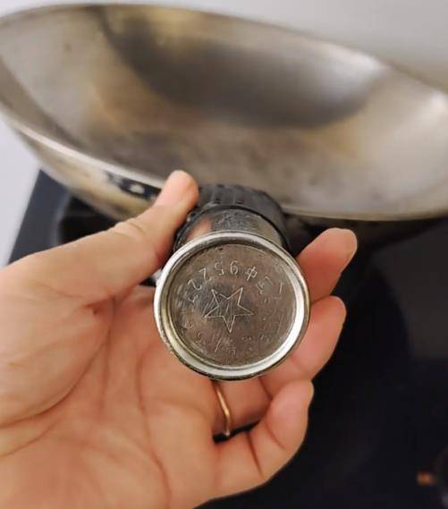 铁锅用了二三十年仍不粘不锈<strong></p>
<p>广电运通股票</strong>，女子在线寻厂家想“再买一个”，厂家称已停产